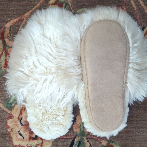 World's Softest Furry Slippers Size 7.5-8 - Picture 2 of 3